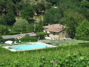 Borgo del Molinello veya yakınında bir havuz manzarası