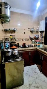 eine Küche mit einem Herd und einer Theke mit Töpfen und Pfannen in der Unterkunft Apprt Ennakhil 1 in El Jadida + 37 Fotos