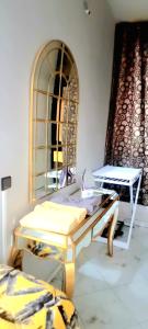 Zimmer mit Schminktisch und Spiegel in der Unterkunft Apprt Ennakhil 1 in El Jadida