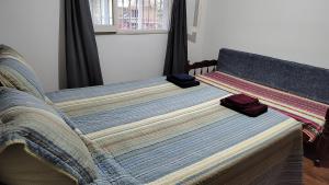 ein Bett mit zwei Kissen darauf in einem Schlafzimmer in der Unterkunft Amplia casa cerca del centro de la ciudad in Cordoba