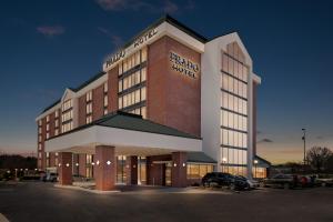 リッジランドにあるPrado Hotel by Choice Hotelsの前に駐車場がある建物
