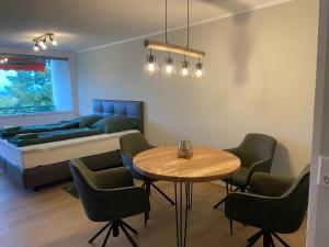 Posezení v ubytování Apartment Bodenseepanorama mit wunderschönem Alpenpanorama und Indoor-Pool