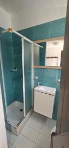 een badkamer met een douche, een toilet en een wastafel bij Villa pied dans l eau in Cala dʼOro