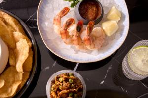 Ein Tisch, gedeckt mit zwei Tellern mit Garnelen und anderen Speisen in der Unterkunft InterContinental Indianapolis by IHG in Indianapolis + 88 Fotos