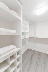 Φωτογραφία από το άλμπουμ του Boca Coastal Waterfront Stay - 2BR 2BA - Pool, Gym, Parking, Walk to Beach σε Boca Raton