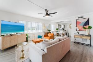 Μια τηλεόραση ή/και κέντρο ψυχαγωγίας στο Boca Coastal Waterfront Stay - 2BR 2BA - Pool, Gym, Parking, Walk to Beach