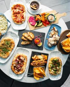 シアトルにあるAstra Hotel, Seattle, a Tribute Portfolio Hotel by Marriottの多皿のテーブル