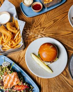 シアトルにあるAstra Hotel, Seattle, a Tribute Portfolio Hotel by Marriottのテーブル(食べ物、サンドイッチ、フライドポテト付) +37枚の写真