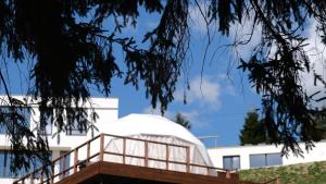 El edificio en el que está el camping de lujo