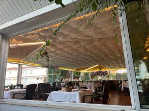 Reštaurácia alebo iné gastronomické zariadenie v ubytovaní Hotel Valjunco