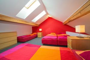 sypialnia na poddaszu z 2 łóżkami i świetlikiem w obiekcie Apartma Panorama Jeseník w Jesioniku
