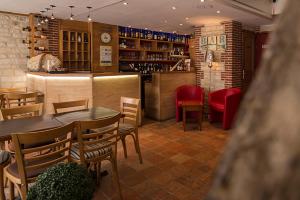 um restaurante com mesas e cadeiras e um bar em Entre Terre Et Mer em Honfleur