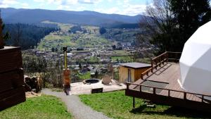 Una imagen general de la montaña o una montaña tomada desde el camping de lujo