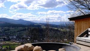 Una imagen general de la montaña o una montaña tomada desde el camping de lujo