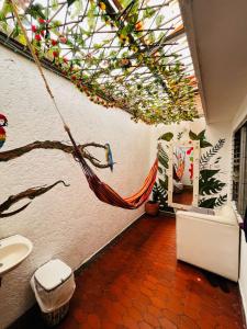 Una habitación con una hamaca pintada en la pared. en Hostel Alma Nik, en Medellín