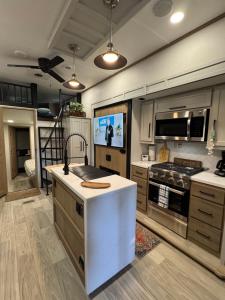 Η κουζίνα ή μικρή κουζίνα στο Spacious Four room glamping Rv with Tiki bar including golf cart