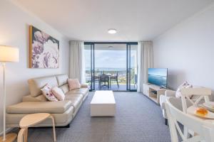 Posezení v ubytování The Landmark unit 405 Resort style, spectacular water views, lift, linen, pool, games room, port-a-cot and highchair. + 27 fotografií
