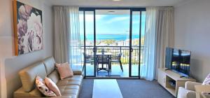 Posezení v ubytování The Landmark unit 405 Resort style, spectacular water views, lift, linen, pool, games room, port-a-cot and highchair.