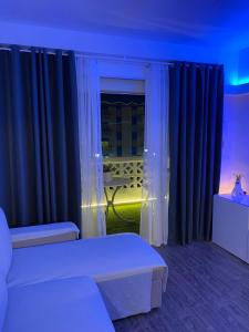 a room with two beds and a window with curtains at Apartamento Las Sirenas in Chipiona