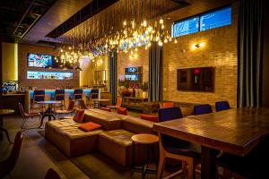 TV a/nebo společenská místnost v ubytování 42 Hotel Williamsburg
