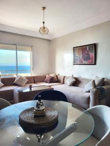 Χώρος καθιστικού στο Ailes du vent, coucher de soleil,vue sur mer