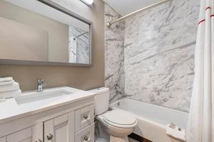 un bagno con lavandino, WC e vasca di Red Roof Inn Stroudsburg a Stroudsburg