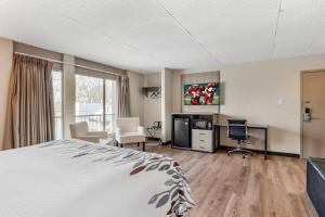 una camera d'albergo con un letto e una scrivania di Red Roof Inn Stroudsburg a Stroudsburg