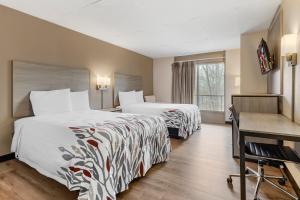 Letto o letti in una camera di Red Roof Inn Stroudsburg