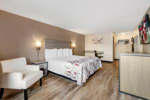 Letto o letti in una camera di Red Roof Inn Stroudsburg