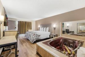 Letto o letti in una camera di Red Roof Inn Stroudsburg