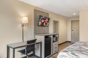 Letto o letti in una camera di Red Roof Inn Stroudsburg