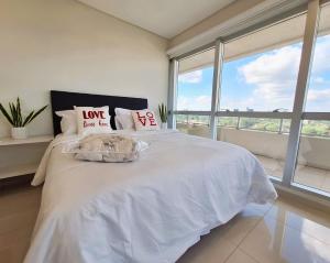 Postel nebo postele na pokoji v ubytování Skyline Suite 180m2 Luxus