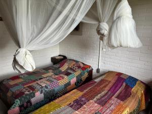 a bedroom with a bed with a quilt on it at Casa Charmosa ao lado da Villa Mandacaru in Itu