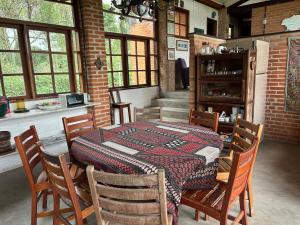 a dining room with a table and some chairs at Casa Charmosa ao lado da Villa Mandacaru in Itu
