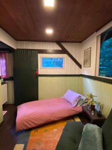 Una habitación con una cama y un sofá. en Rainforest Retreat Home and Waterfall, en Camboriú 109 fotos más