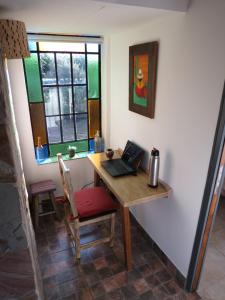 een kamer met een bureau en een laptop. bij Arawi Cabaña in Merlo