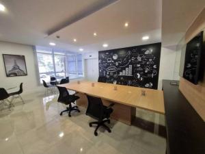a meeting room with a large wooden table and chairs at Top10,Lava-Seca,AR,Sacada,200m Shopping Aurora,Gleba Palhano in Londrina +35 photos