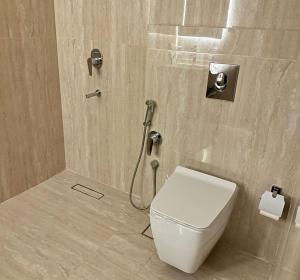 Un baño con inodoro y ducha en استديو انيق بحي السليمانيه, en Riad 16 fotos más