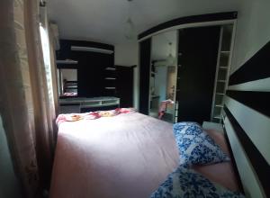 Un dormitorio con una cama y un espejo grande. en Casa praia, en Barra Velha
