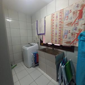 Un baño pequeño con lavabo e inodoro. en Casa praia, en Barra Velha