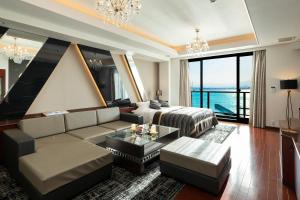 Area soggiorno di Hotel MYTH-L&A-ホテル マイス エルアンドエー -adult only-