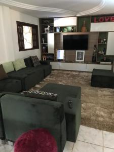 ein Wohnzimmer mit Couch und Flachbildfernseher in der Unterkunft Casa linda in Goiânia + 17 Fotos