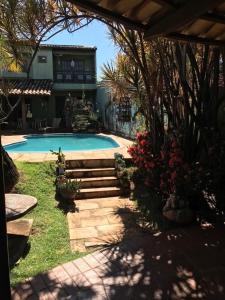 ein Swimmingpool in einem Hof mit einem Haus in der Unterkunft Casa linda in Goiânia