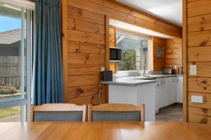 Kuchyň nebo kuchyňský kout v ubytování Lakewood Cottage, Cozy Lakeview Stay in Central Taupo