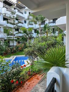 un edificio de apartamentos con piscina y plantas en Visit Chamal - Oualya, en Oued Laou 14 fotos más