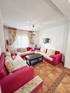 sala de estar con sofás rosados y mesa en Visit Chamal - Oualya, en Oued Laou
