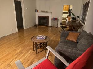 ein Wohnzimmer mit Couch und Tisch in der Unterkunft The Ardmore Home Share in Los Angeles