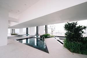 Bazén v ubytování Seaview Infinity Pool 3BR 2Carparks 8Pax 401 nebo v jeho okolí