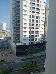 マレにあるMaldives City 1の正面に駐車場がある大きな白い建物