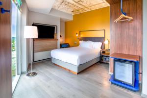 Postel nebo postele na pokoji v ubytování Tru By Hilton Chillan Ferrat